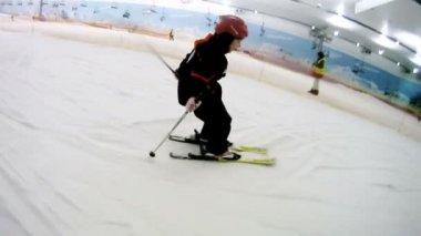 Kayaklar üzerinde dağ yamacında kız gider