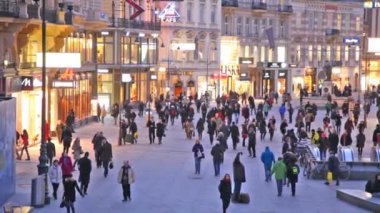 Kalabalık gidip hisse senedi-im-Eisen-Platz üzerinde