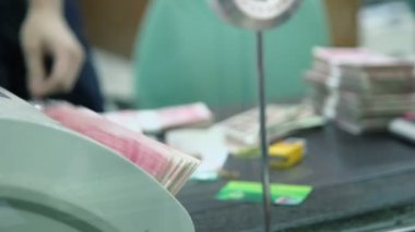 Katip para ile özel makine sayar.