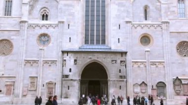 turist yürümek st stephens Katedrali'ne