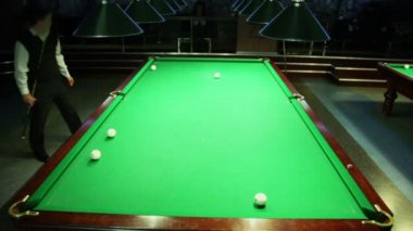 Bilardo masası etrafında oyuncu yürüyüş