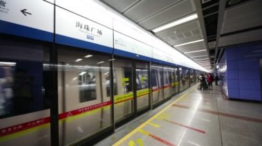 Tren Metro İstasyonu'na varış