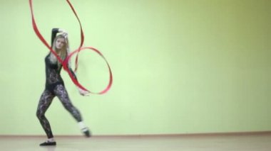 Çekici kız kurdele ile döner