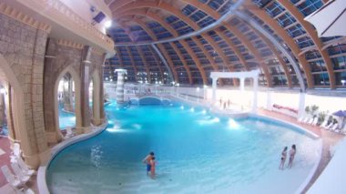 İnsanlar Aquapark 'ta dinleniyor.