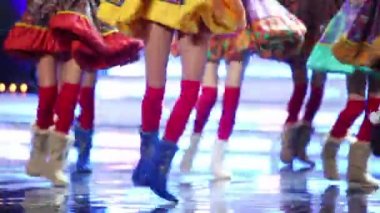 Kızlar dans Ulusal renkli elbiseler