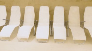 Beyaz rahat koltuklar dizisi
