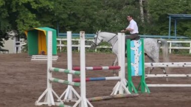 Jokey at sırtında rides