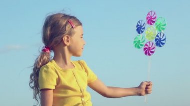Küçük kız yel değirmeni oyuncak tutar