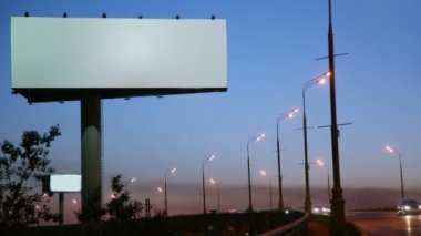 Yol üzerinde boş reklam billboard