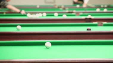 İnsanlar Bilardo Oyun sırasında