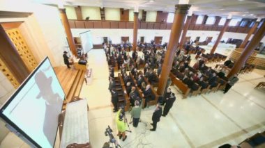 Gazeteciler ve churchgoers Sinagogu