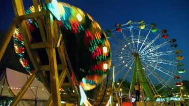 İnsanlar üzerinde yuvarlak dönen cazibe binmek