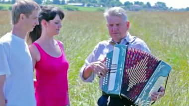 Büyük babam akordeon çalar
