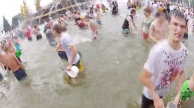 İnsanlar su su savaşı dökün.