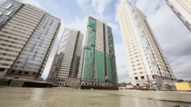 Adam su hortum dan dökülen