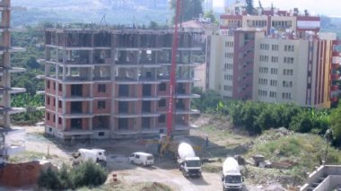 İşçiler dik betonarme çerçeve