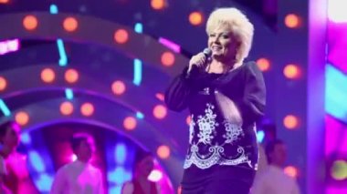 Anne Veski sahnede şarkı söylüyor.