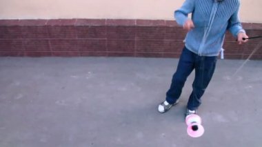 Çocuk diabolo oyuncakla oynar