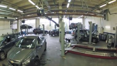 Araba garajında kaldırma-jack vinç üzerinde sabit