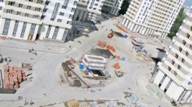 İnşaatçılar şantiyeye gitmek