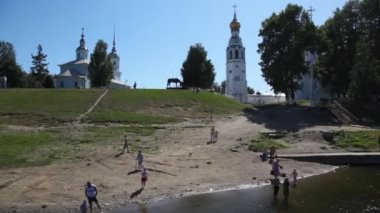 Nehir banka Vologda binaların ile