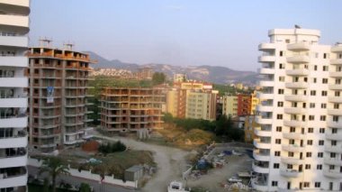 Dağ manzarası karşı yeni binalar