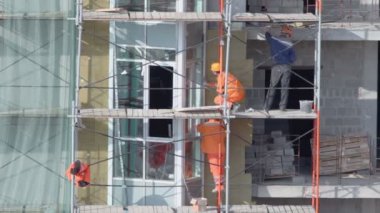 İşçi iskele üzerinde durmak ve windows ayarla