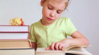 Küçük kız kitap okuyor.