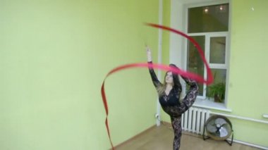 Kırmızı kurdele ile güzel kız