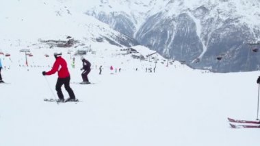 Birçok kayakçılar Alp Dağları binmek