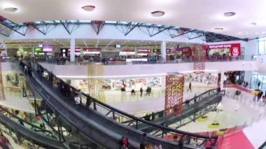 Yürüyen merdiven hareket insanlar