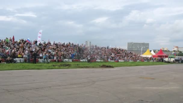 Stuntmen show theatrical act — Stock Video