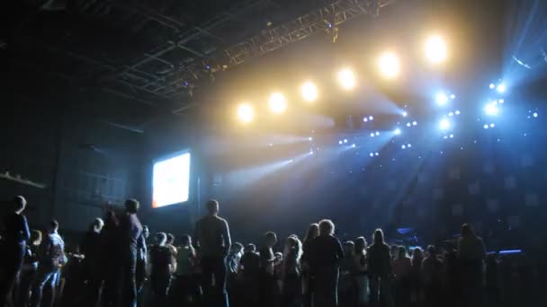 Gente esperando concierto — Vídeos de Stock