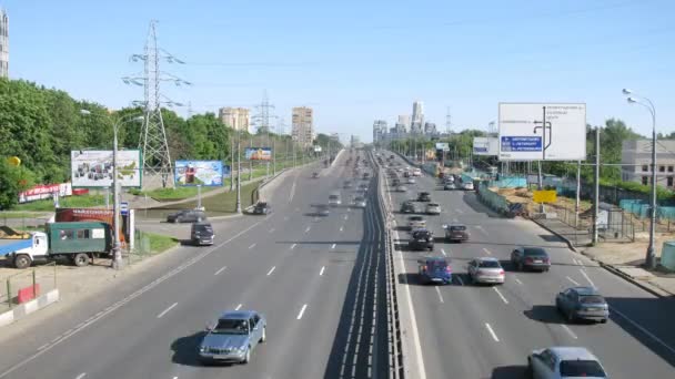 Para samochodowy szybko jeżdżę po Leningradskoye szosa — Wideo stockowe