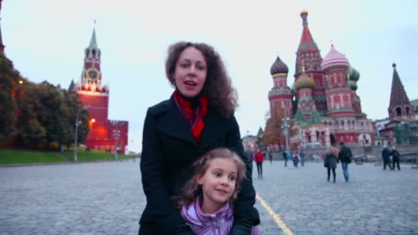 Дочь с матерью на Красной площади — стоковое видео