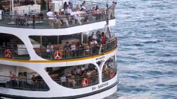 Turistas se sientan en las cubiertas del barco — Vídeos de Stock