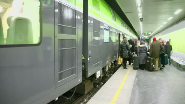 Passengers at platform in subway — Stock Video