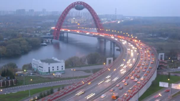 Puente con tráfico sobre el río Moscú — Vídeo de stock
