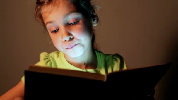 Petite fille lit le livre — Video