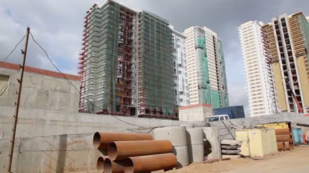 Arbeiter spazieren auf Baustelle — Stockvideo
