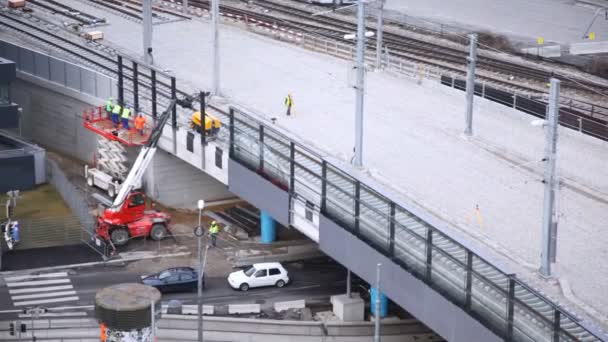 Trabalhadores mudam de cobertura na ponte — Vídeo de Stock