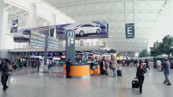 Pasajeros en el hall del aeropuerto — Vídeos de Stock