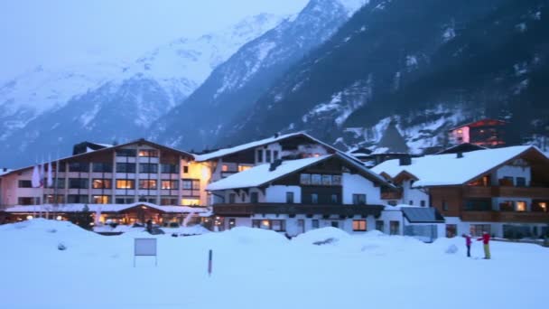 Aldeia em montanhas em noite de inverno — Vídeo de Stock