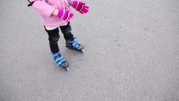 Little girl rides rollers — Stock Video