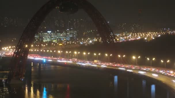 Tráfico nocturno en el puente Zhivopisny — Vídeos de Stock