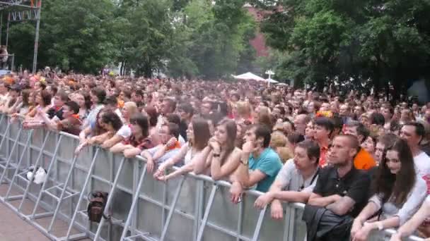 Wielbicieli zespołu rockowego Chaif patrzeć koncert — Wideo stockowe