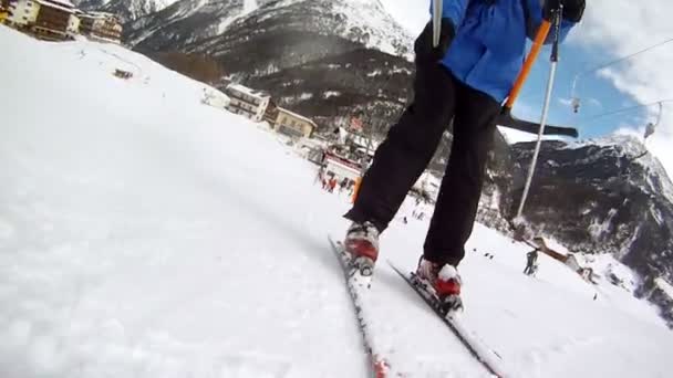 Esqui desce na encosta da montanha — Vídeo de Stock