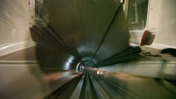 Train de métro se déplaçant dans le tunnel 