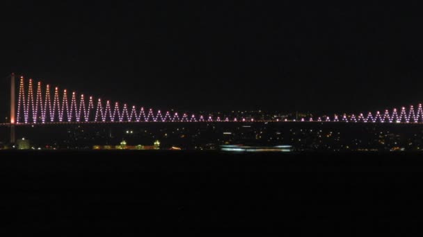 Ataturk Puente contra el paisaje urbano — Vídeo de stock