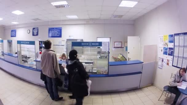 Mensen in post office — Stockvideo